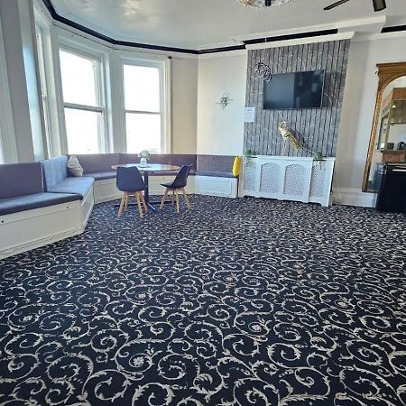 Oyo Marine Parade Hotel, Eastbourne Pier Buitenkant foto
