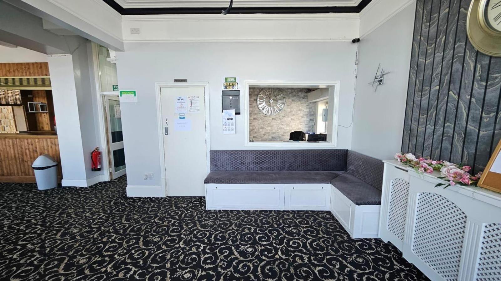 Oyo Marine Parade Hotel, Eastbourne Pier Buitenkant foto