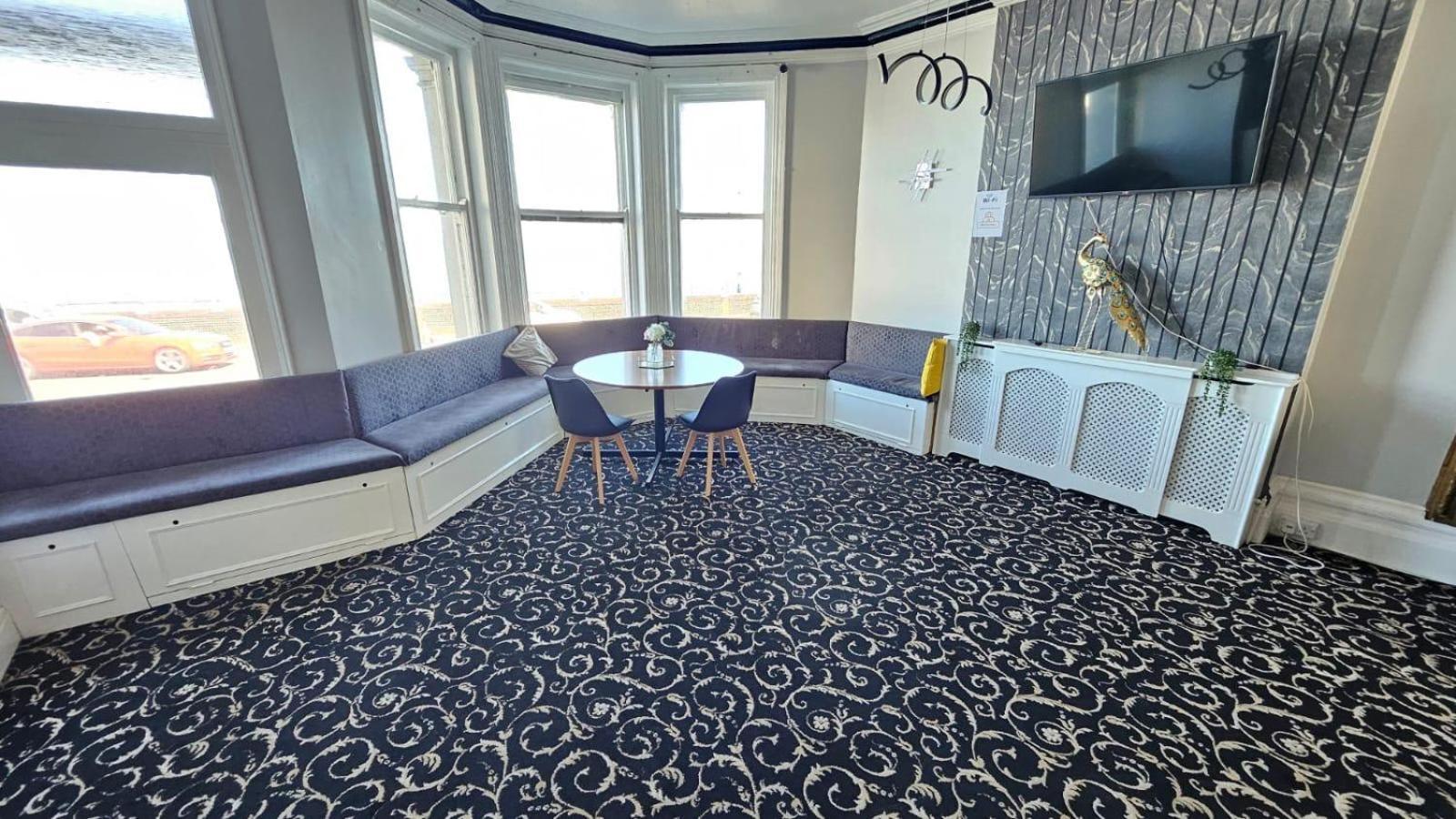Oyo Marine Parade Hotel, Eastbourne Pier Buitenkant foto