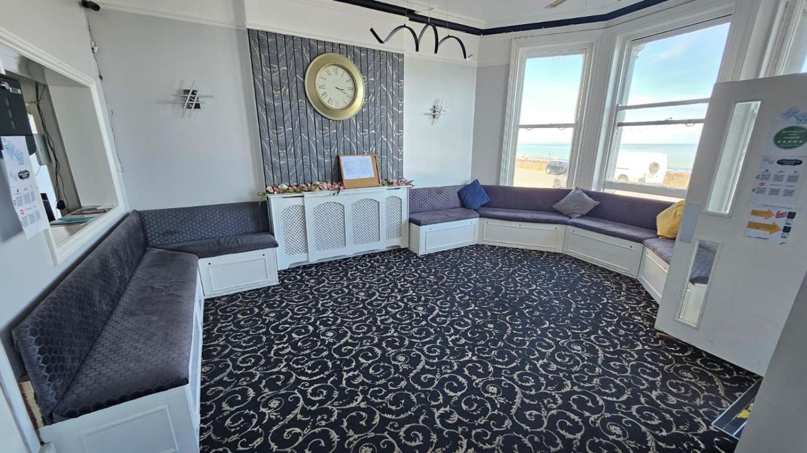 Oyo Marine Parade Hotel, Eastbourne Pier Buitenkant foto