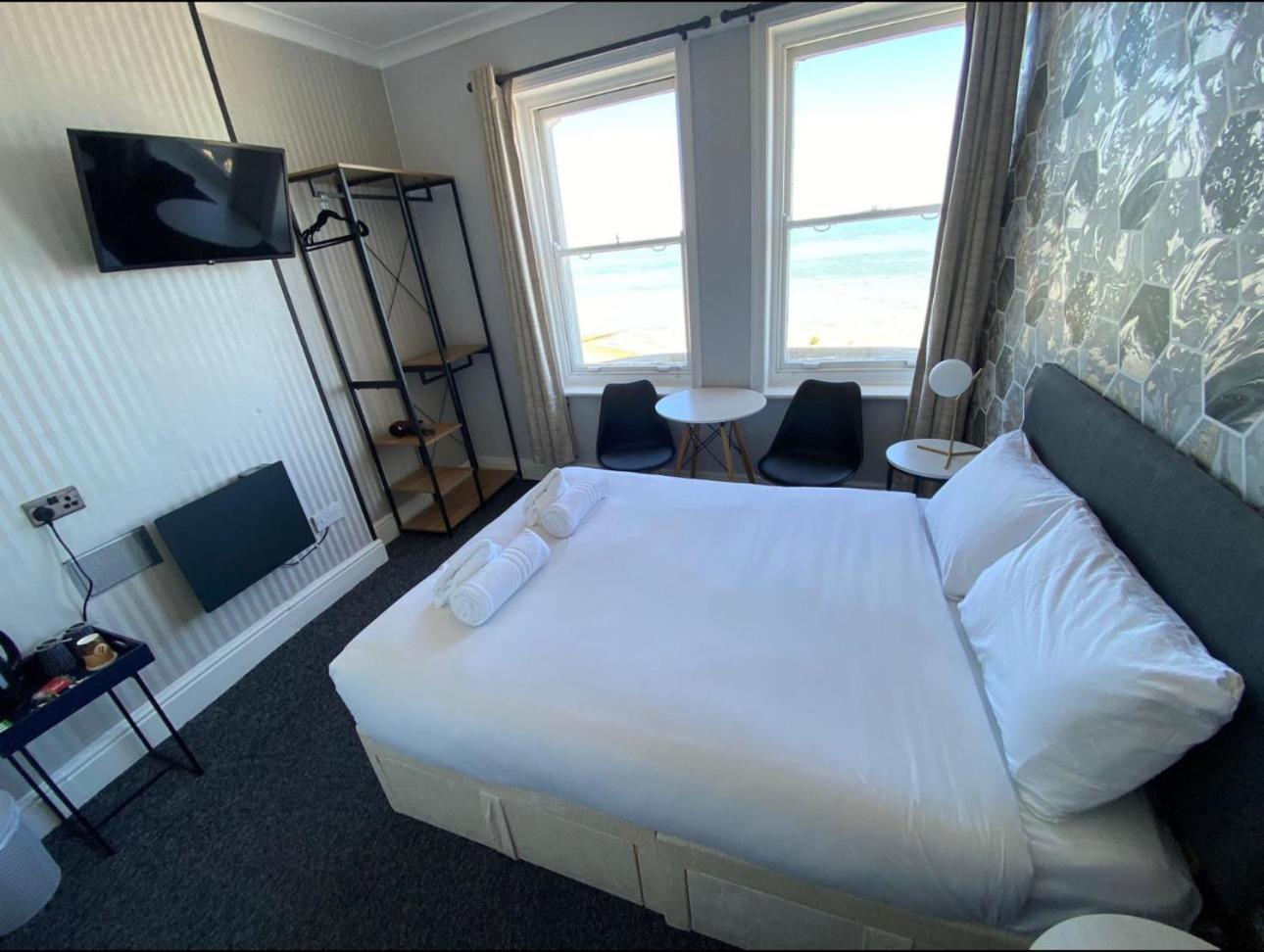 Oyo Marine Parade Hotel, Eastbourne Pier Buitenkant foto
