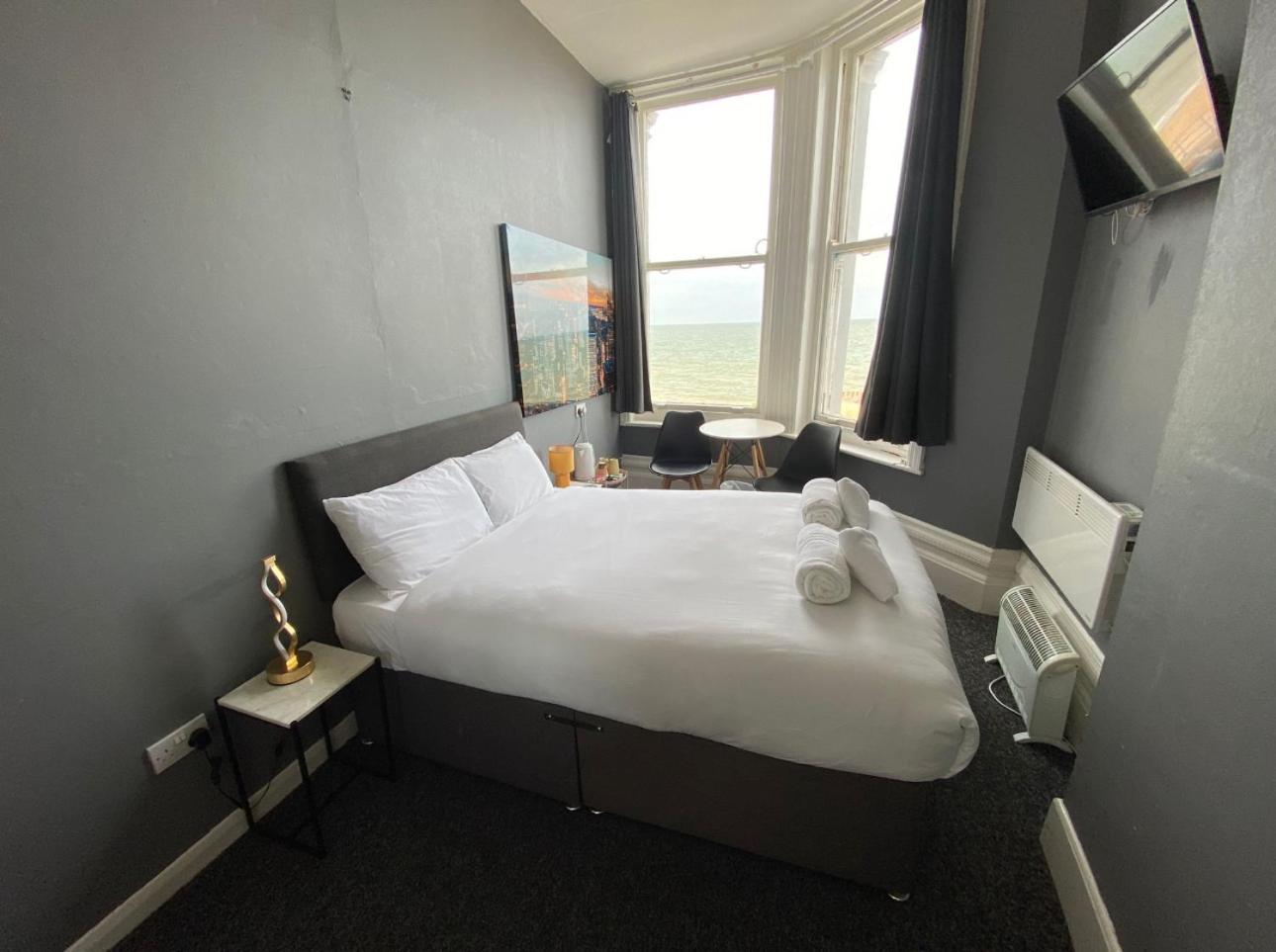 Oyo Marine Parade Hotel, Eastbourne Pier Buitenkant foto